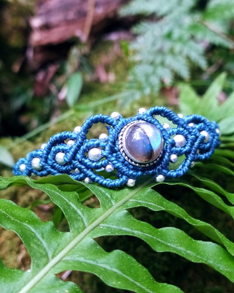 Brazalete en macramé "Hera" con piedra Labradorita