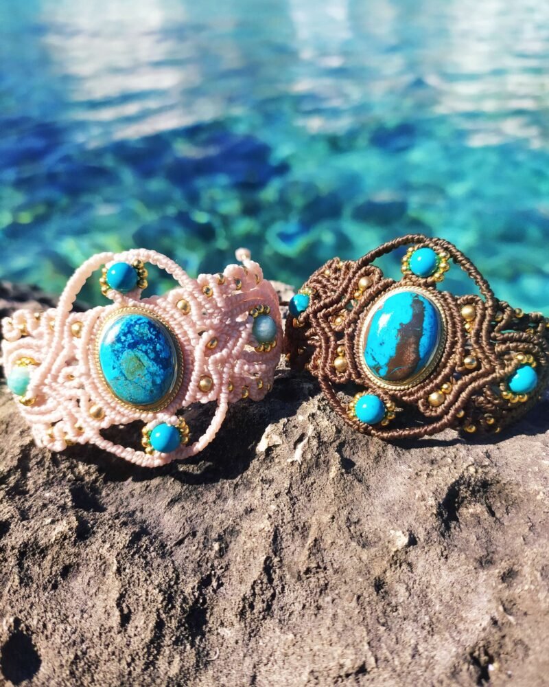 Brazalete de macramé "Gaia" con piedra Crisocola