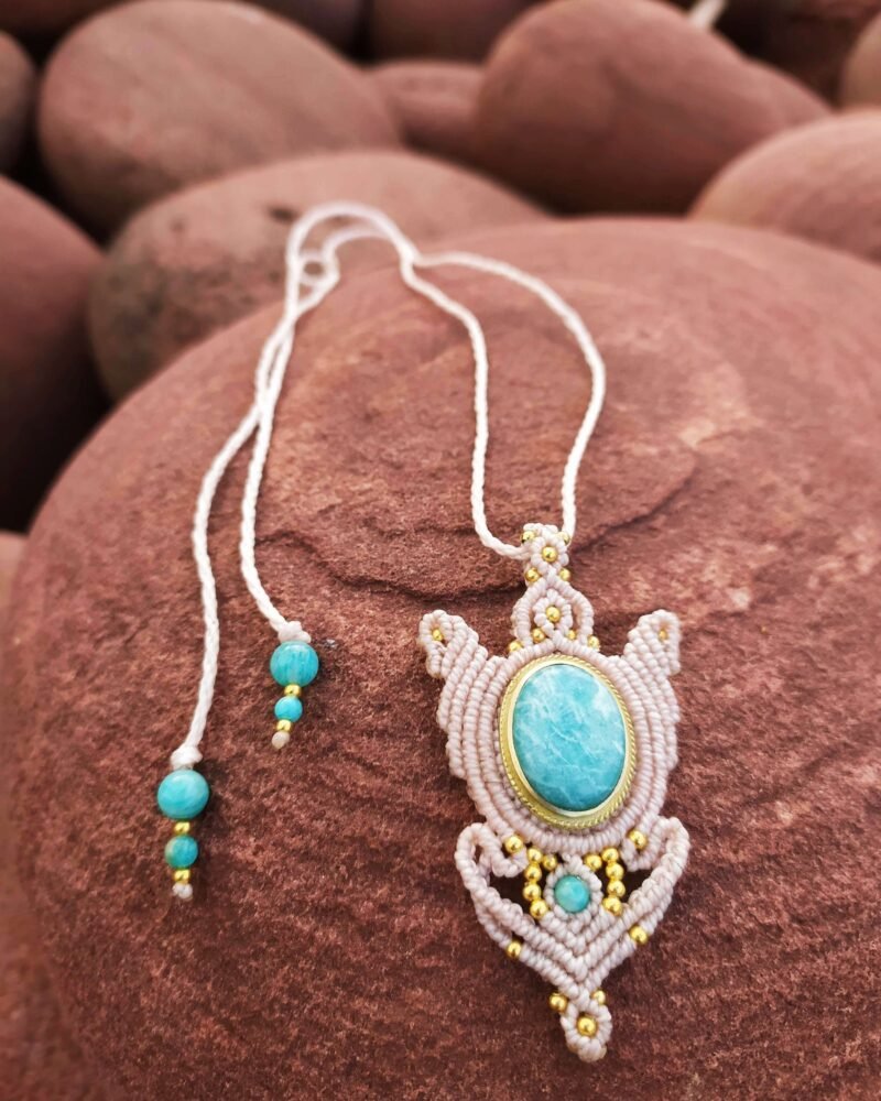 Collar de macramé "Macarelleta" con piedra Amazonita