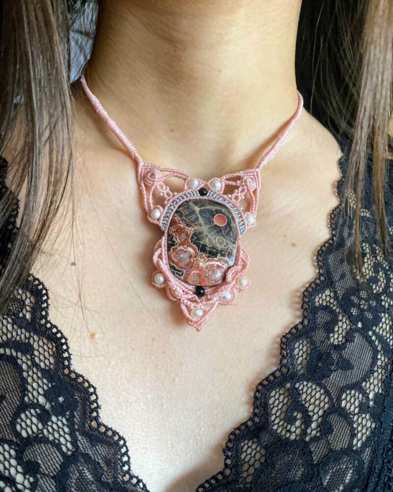 Collar de macrame "Saura" con piedra Obsidiana Mani