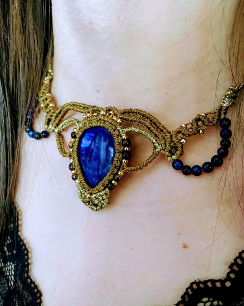 Collar de macramé "Pregonda" con piedra Lapislázuli