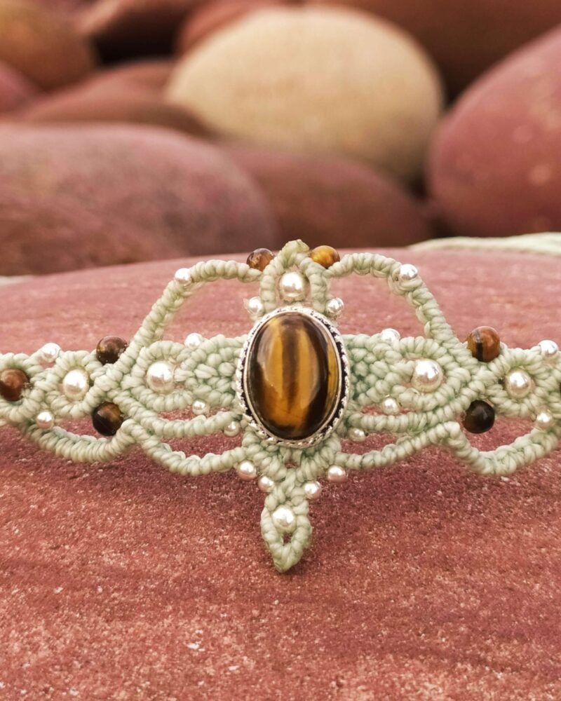 Gargantilla de macramé con piedra "Ojo de Tigre" y cuentas en plata