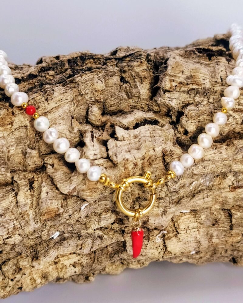 Collar de "Perlas" con cierre marinero y cuerno de la suerte