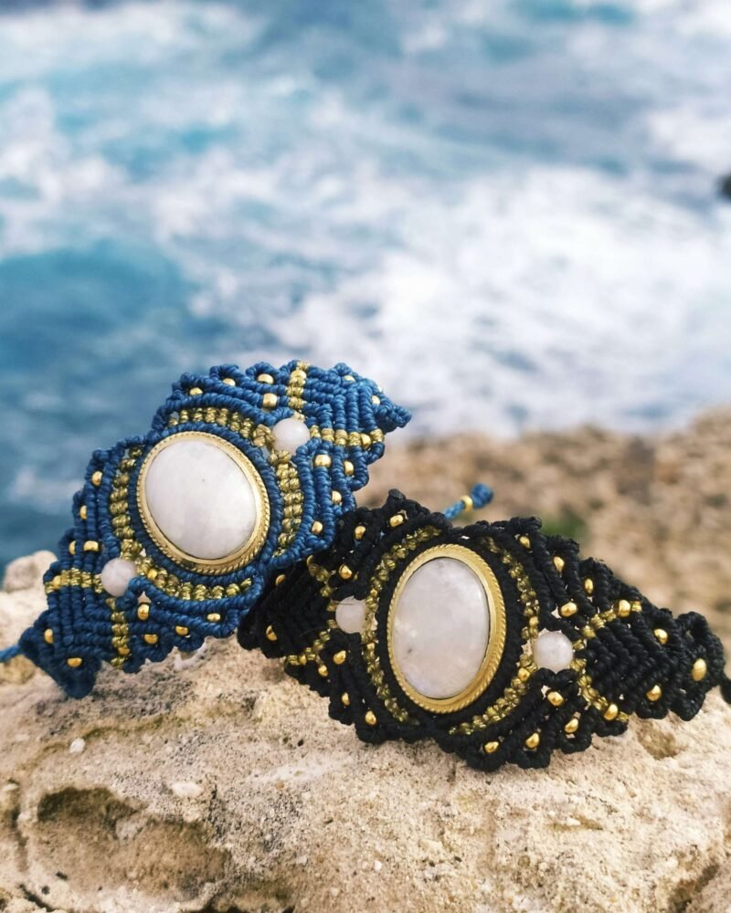 Brazalete de macramé "Selene" con piedra de Luna