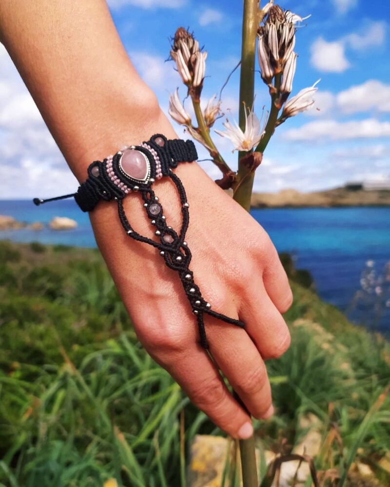 Brazalete con anillo “Boho” y Cuarzo Rosa