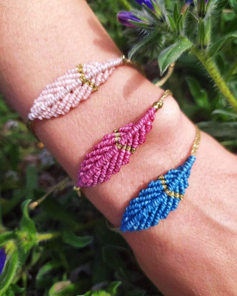 Pulsera de macramé "Pluma de Sueños"
