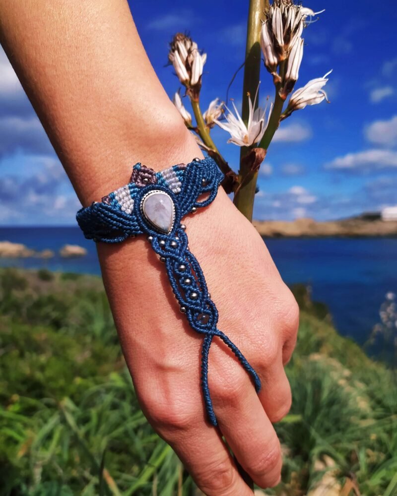“Brazalete con anillo “Boho” y piedra Luna