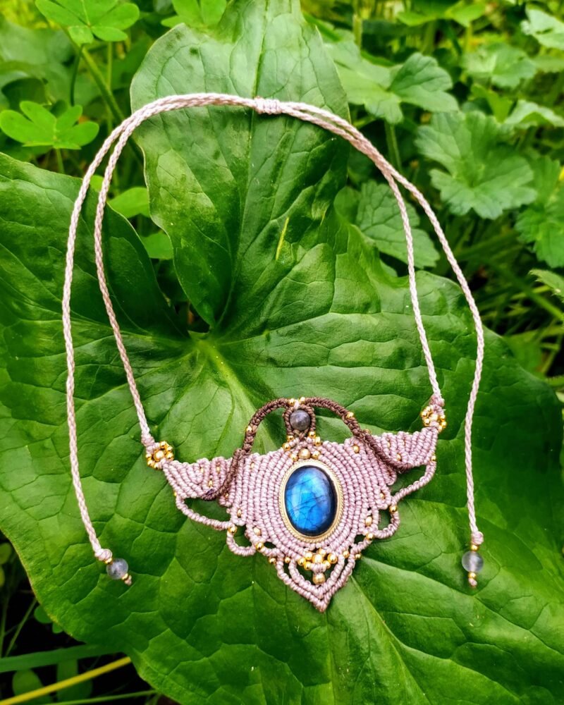 Collar de macramé "Binigaus" con piedra Labradorita