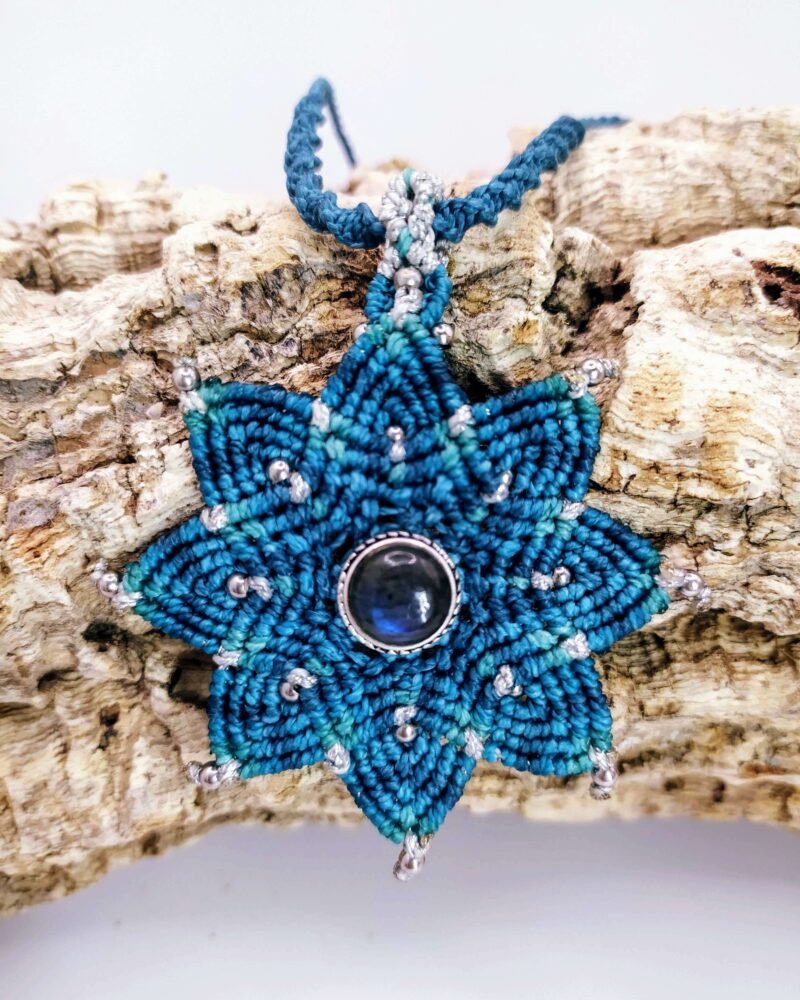 Collar de macramé "Mandala" con piedra Labradorita