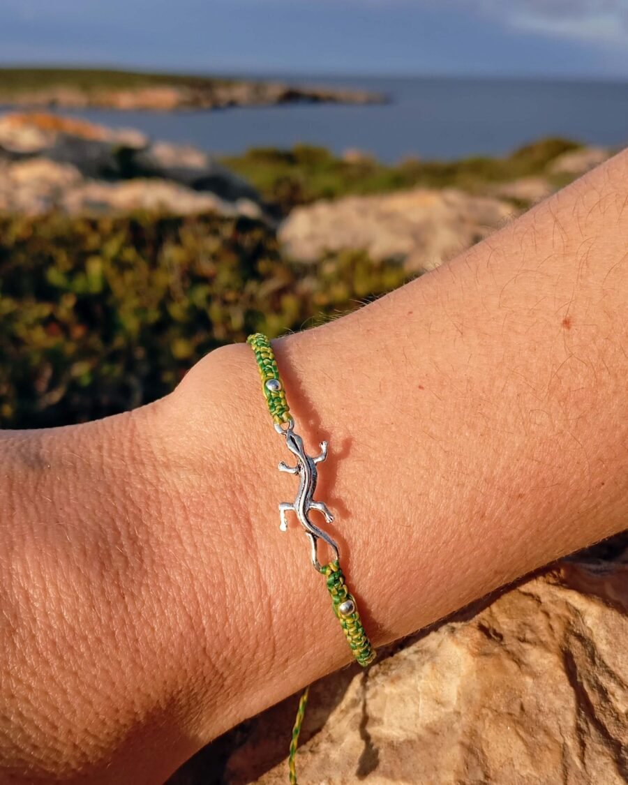 Pulsera de micromacramé con "Lagartija" en plata